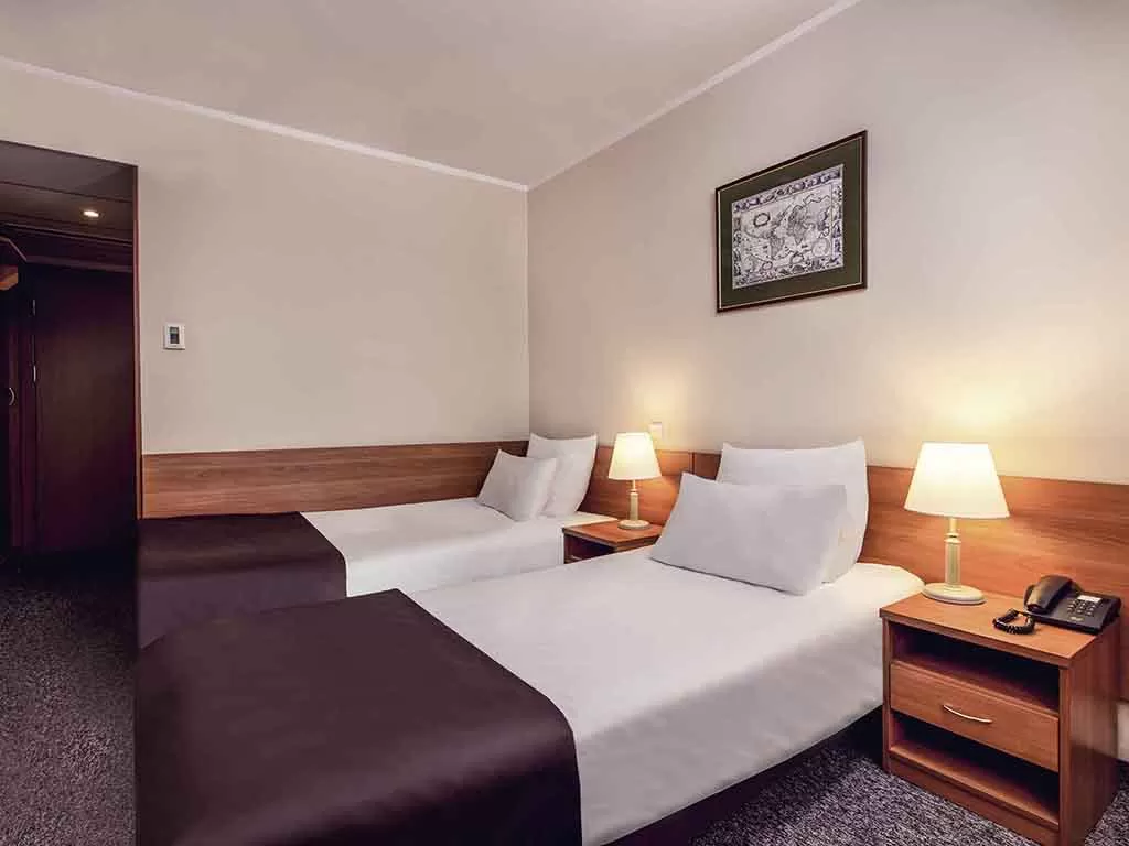 Ile pokoi dwuosobowych i jednoosobowych znajduje się Mercure Toruń Centrum?