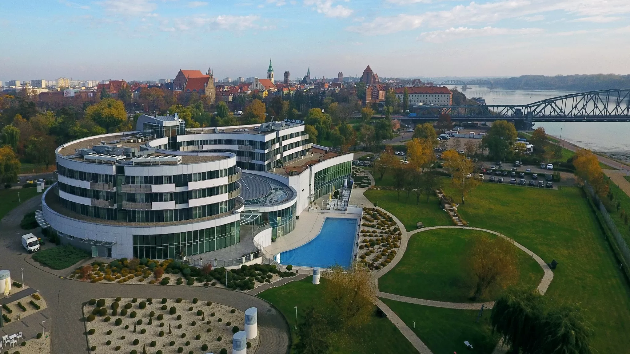 Czy Copernicus Hotel Toruń posiada własny parking?