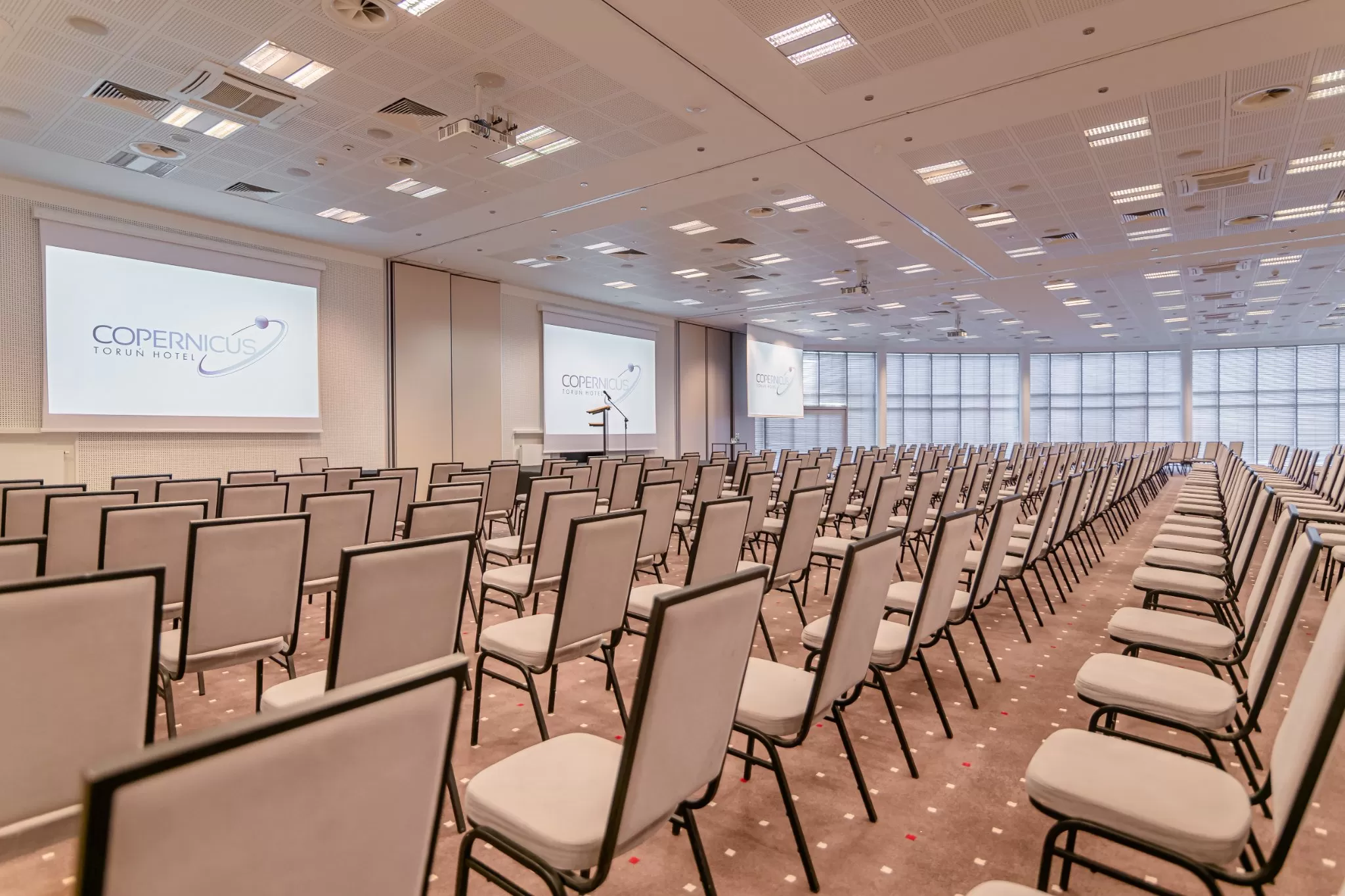 Dla ilu osób maksymalnie mogę zorganizować konferencję w Copernicus Hotel Toruń?
