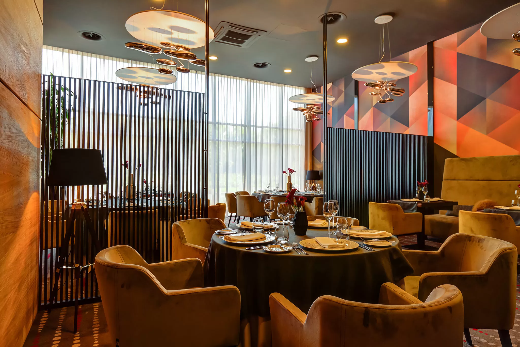W jakich godzinach jest czynna restauracja hotelu Copernicus w Toruniu?