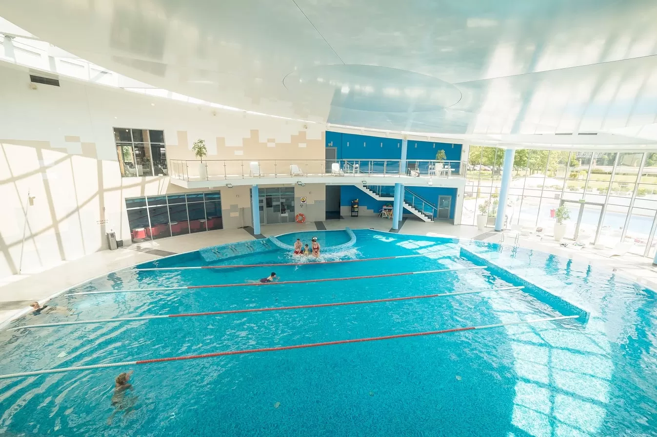 W jakich godzinach czynna jest strefa basenowa w Copernicus Hotel Toruń?
