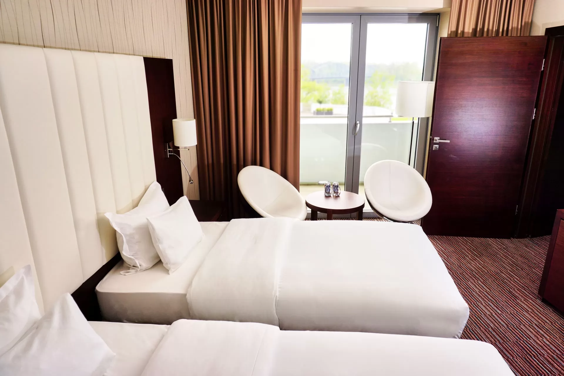 Co znajduje się na wyposażeniu pokoi w hotelu Copernicus - czy jest sejf, balkon itd.?