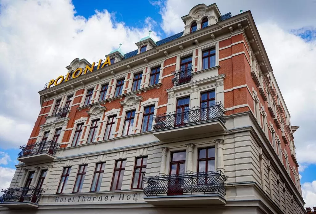 Które hotele w Toruniu posiadają salę konferencyjną na ponad 100 osób?