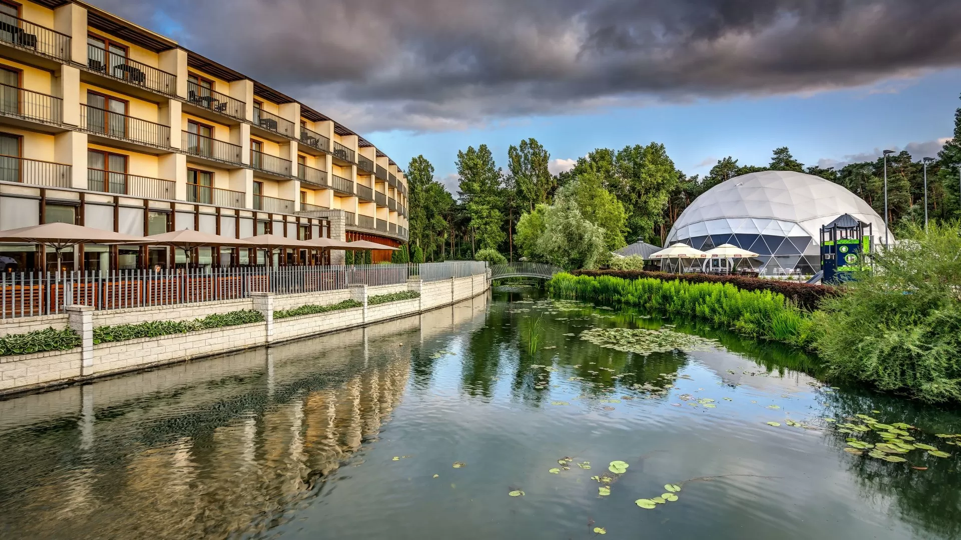 W jakiej odległości od hotelu Holiday Inn znajduje się najbliższe lotnisko?