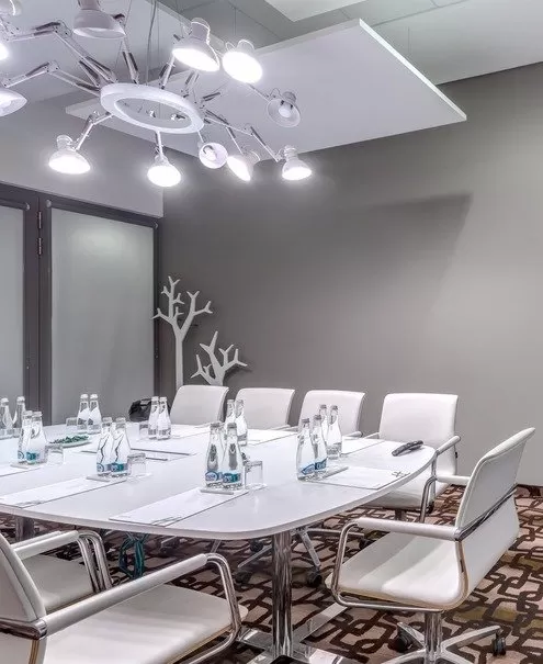 Na ile maksymalnie osób można zorganizować konferencję w hotelu Holiday Inn?