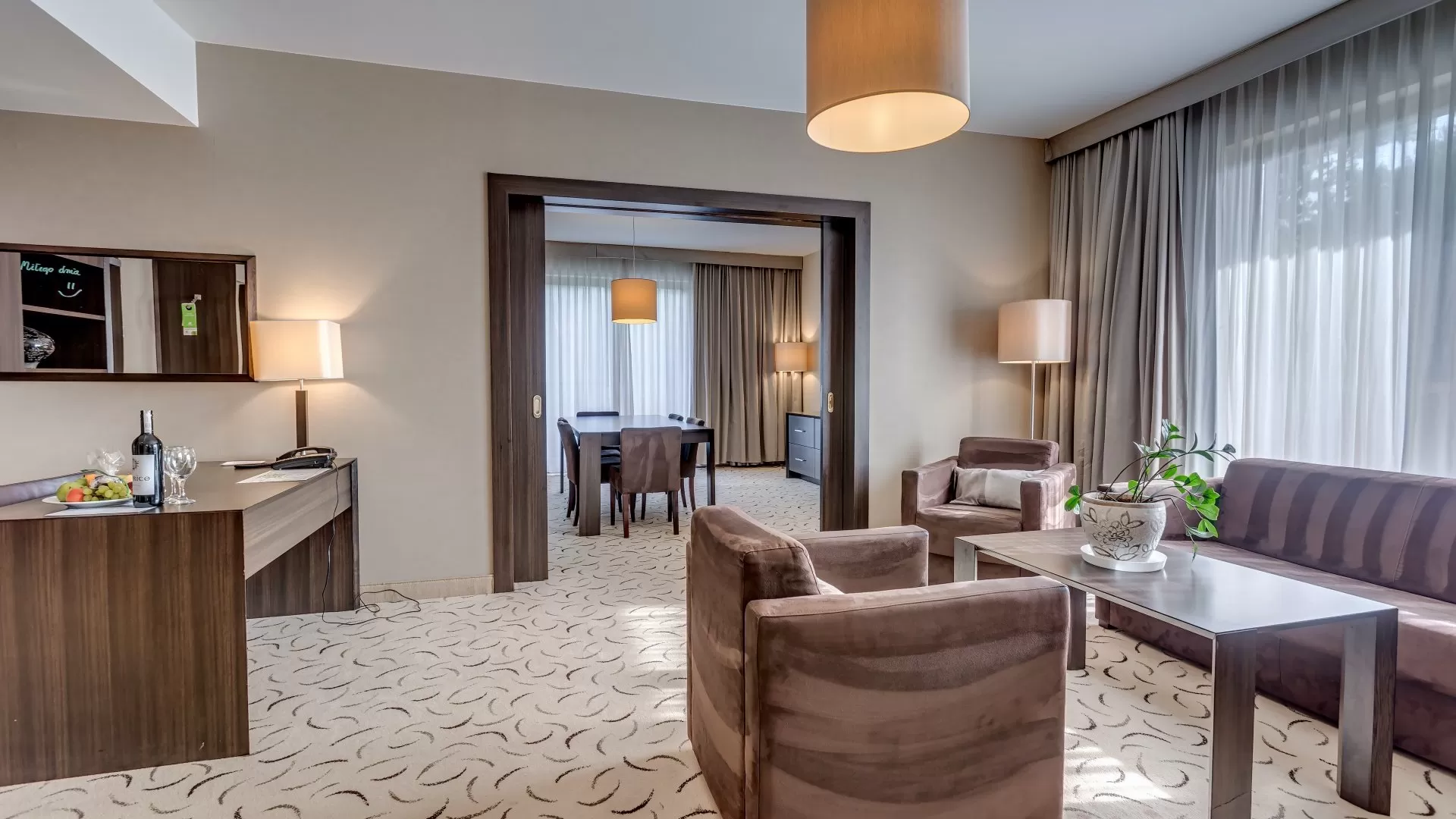 Jakie udogodnienia znajdują się w pokojach hotelowych?