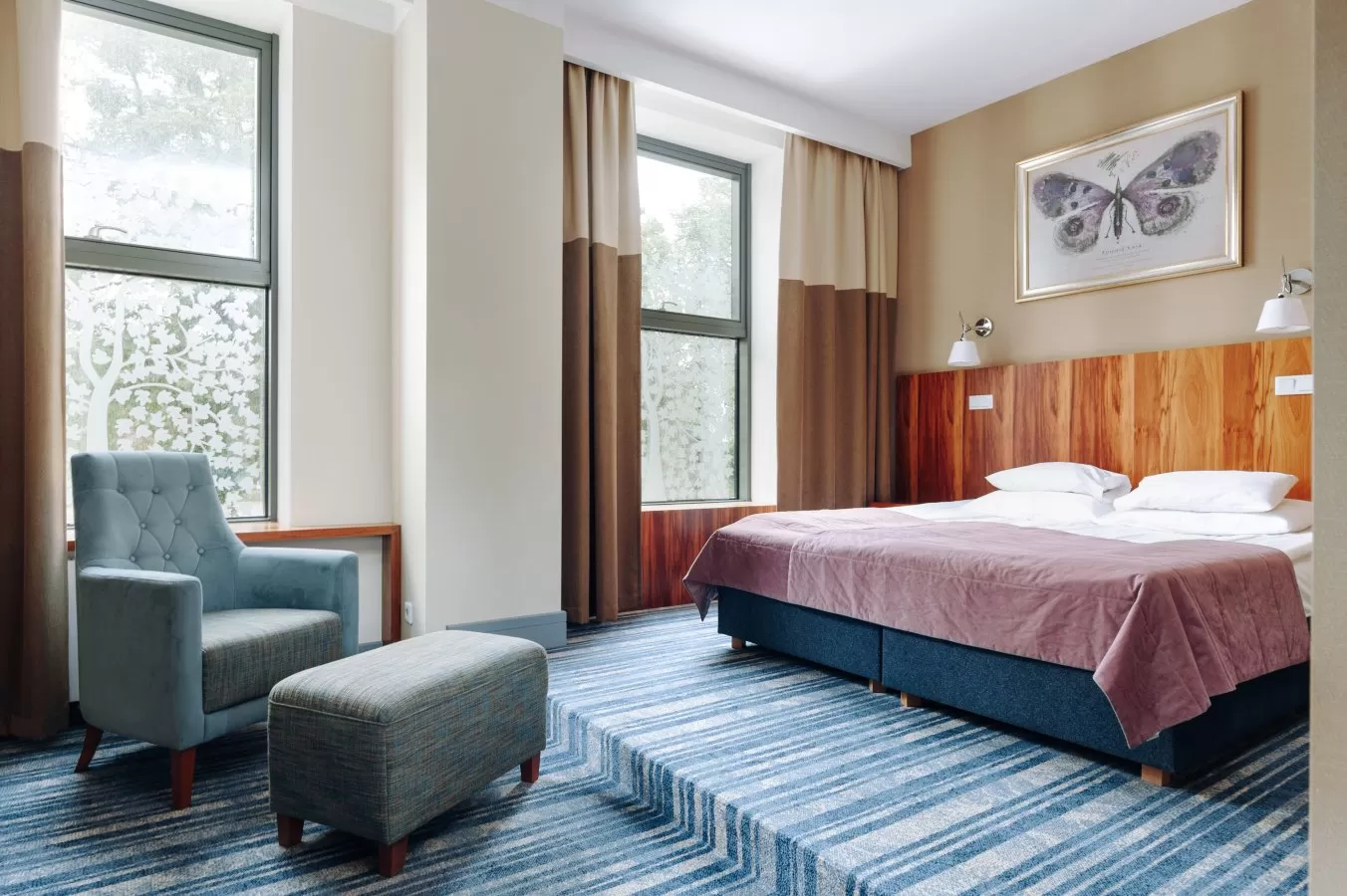 Co znajduje się na wyposażeniu pokoi - czy jest minibar, lodówka, klimatyzacja?
