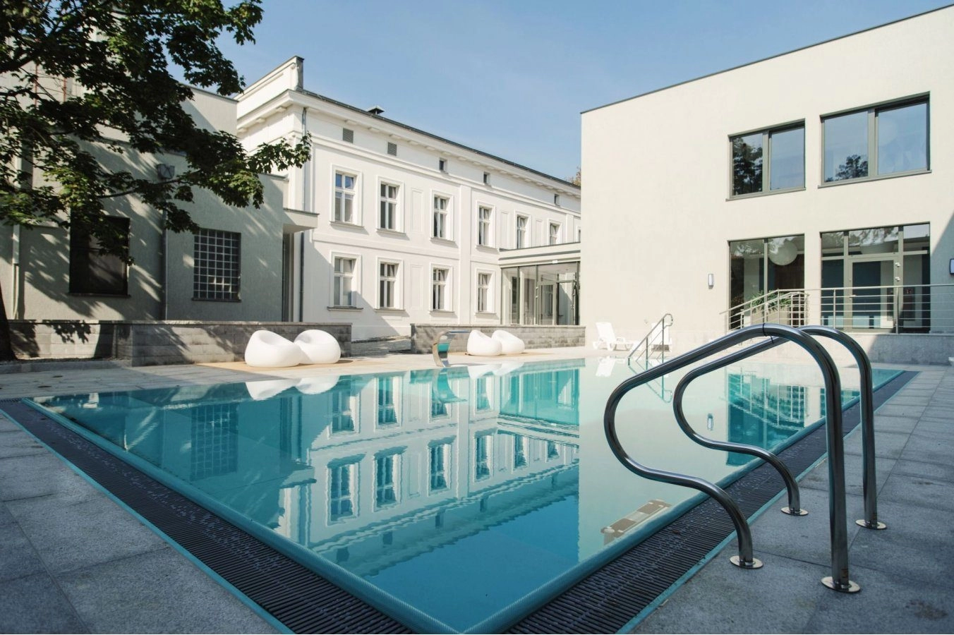 Czy w Toruniu znajdę hotele konferencyjne posiadające basen?