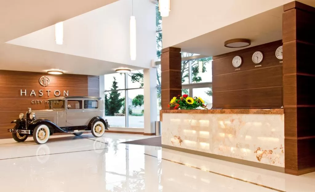 O której zaczyna się i kończy doba hotelowa w Haston City Hotel?