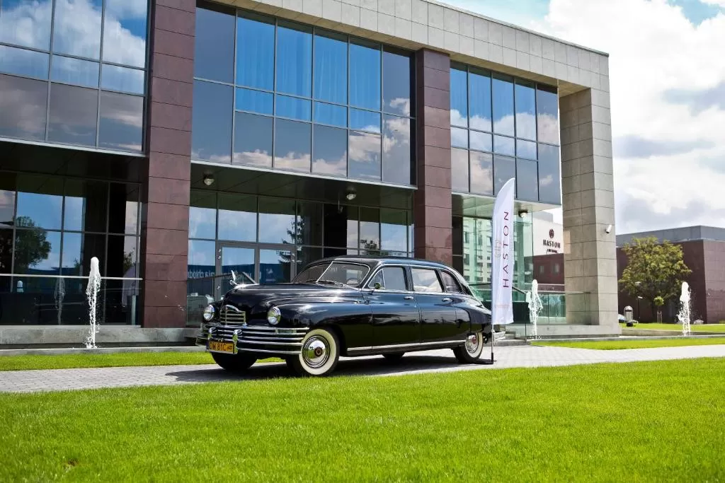 Czy Haston City Hotel posiada własny parking?