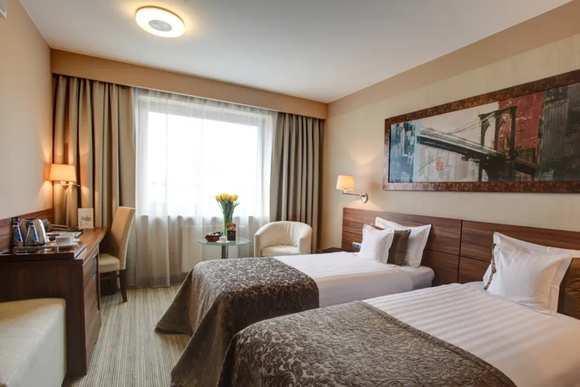 Co znajduje się w pokojach hotelowych Haston City - czy jest sejf, suszarka, mini-bar itd.?