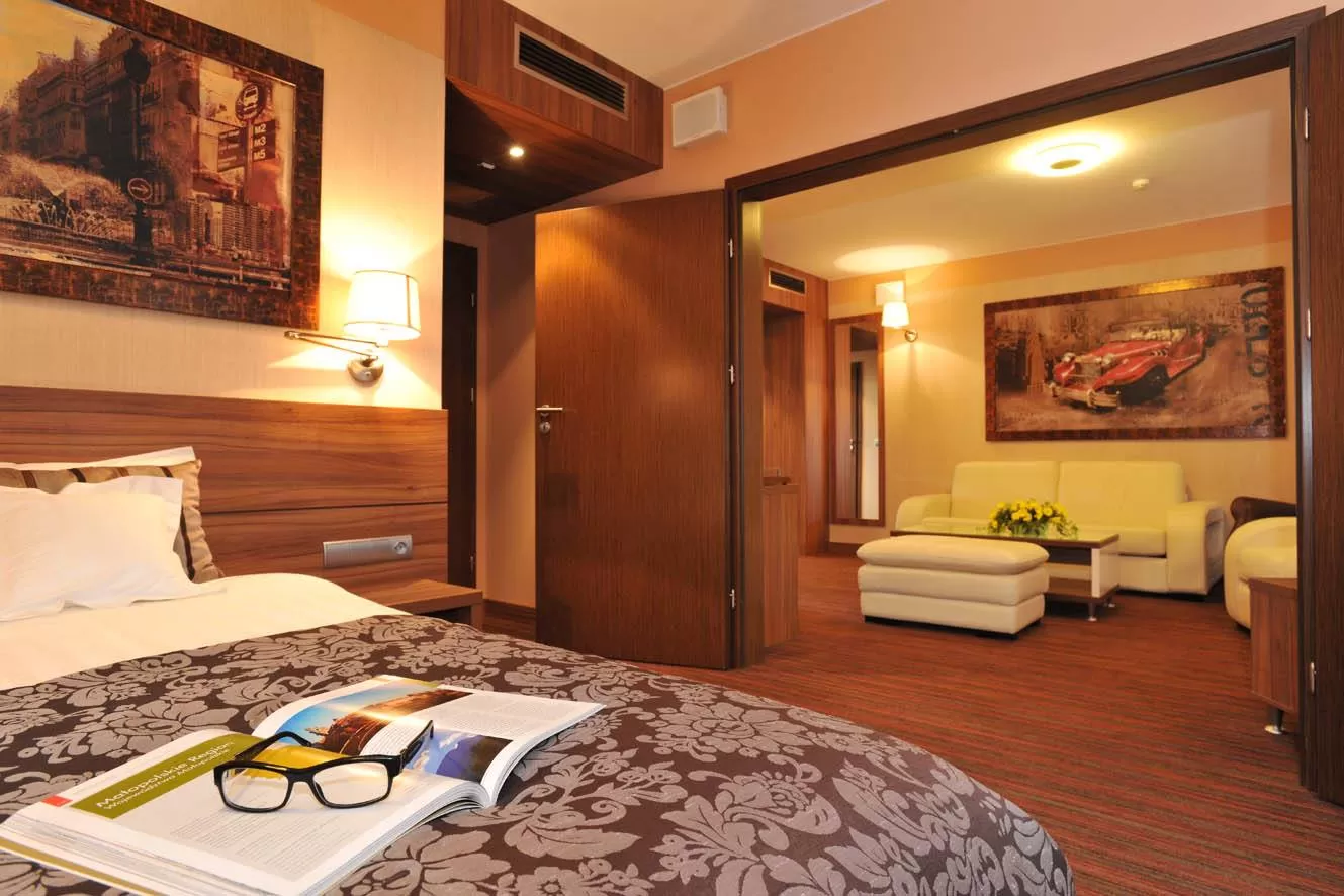 Ile jest pokoi 1- i 2-osobowych w hotelu Haston City?