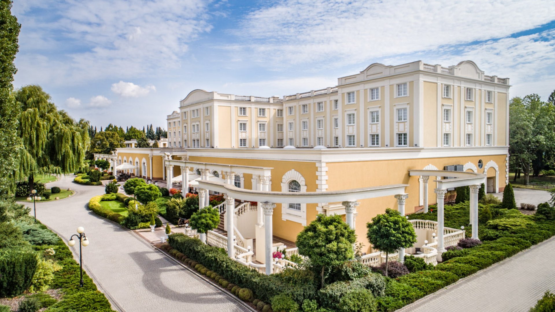 Jak dużo jest hoteli konferencyjnych w okolicach Warszawy w standardzie 4 gwiazdkowym?