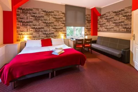 Jakie udogodnienia znajdują się w pokojach hotelowych - czy jest telewizor LCD, ręczniki, internet, sejf itd.?