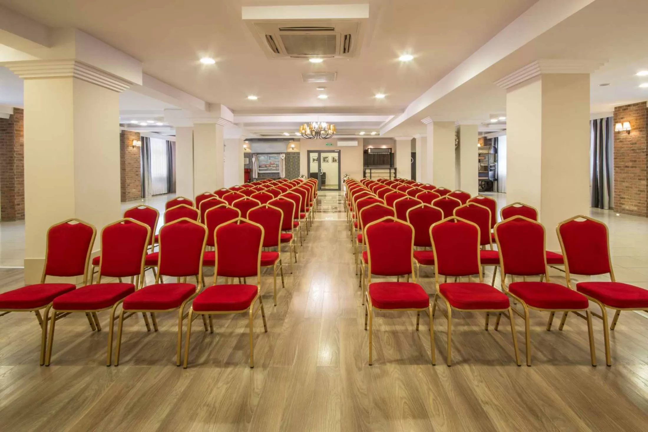 Na ile maksymalnie osób można zorganizować konferencję w hotelu Przystanek Toruń***?