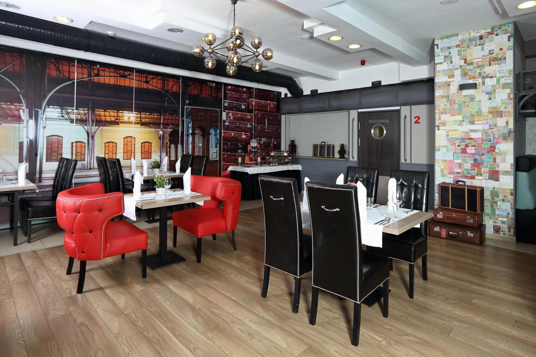 W jakich godzinach czynne są restauracje/bary hotelowe?
