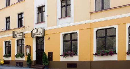 Czy hotel Retman*** posiada własny parking?