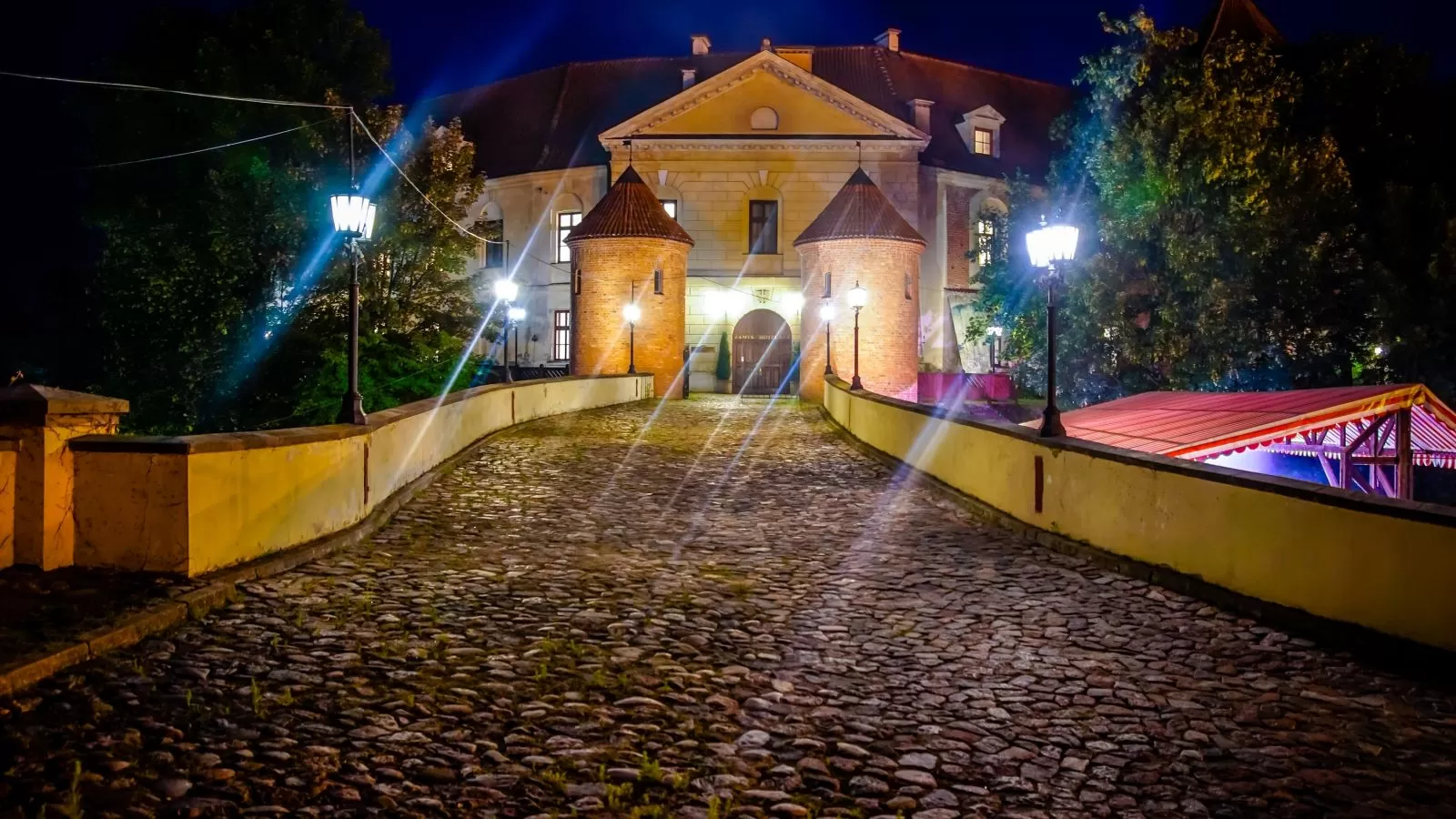 O której zaczyna się i kończy doba hotelowa w Hotelu Zamek Pułtusk?