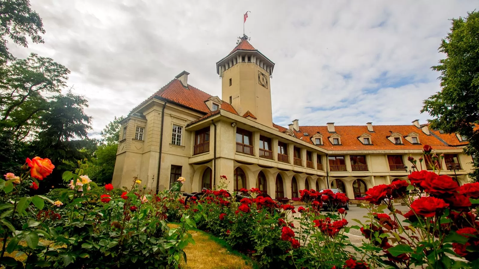 Czy Hotel Zamek Pułtusk Dom Polonii posiada własny parking?