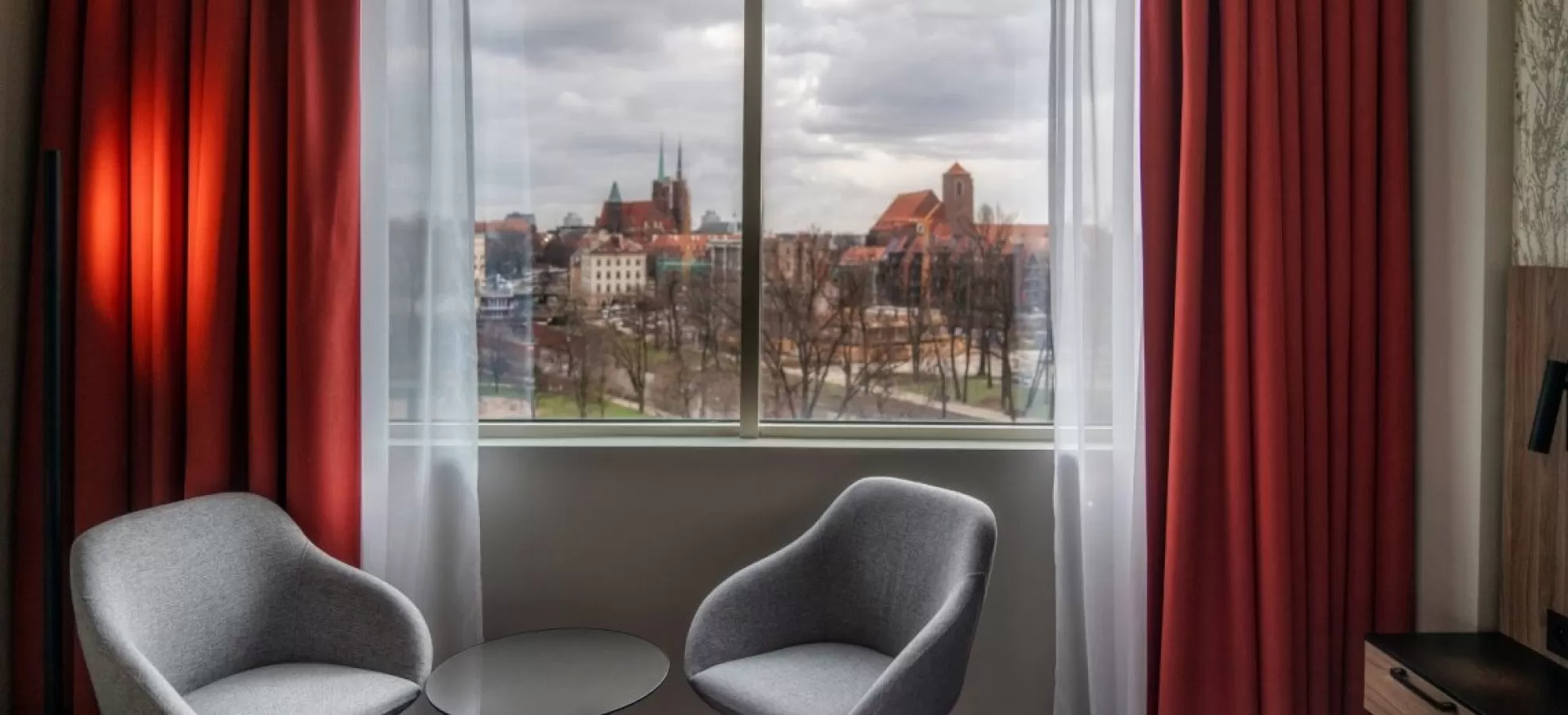 Jakie udogodnienia znajdują się w pokojach hotelowych - czy jest minibar, sejf itd.?