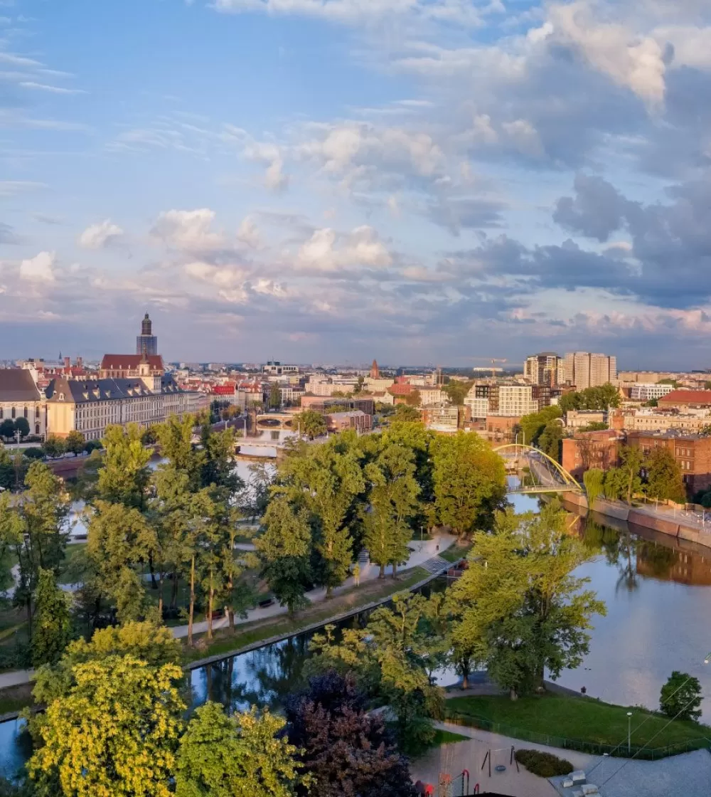 Czy obiekt HP Park Plaza Wrocław posiada swój własny parking?
