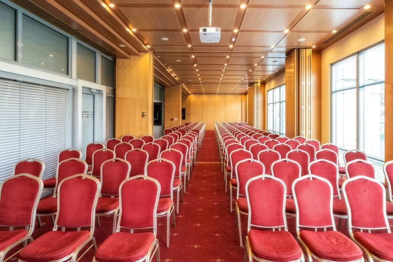 Na ile maksymalnie osób można zorganizować konferencję w hotelu HP Park Plaza Wrocław?