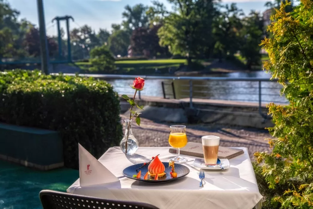 W jakich godzinach czynne są restauracje/bary hotelowe obiektu HP Park Plaza Wrocław?