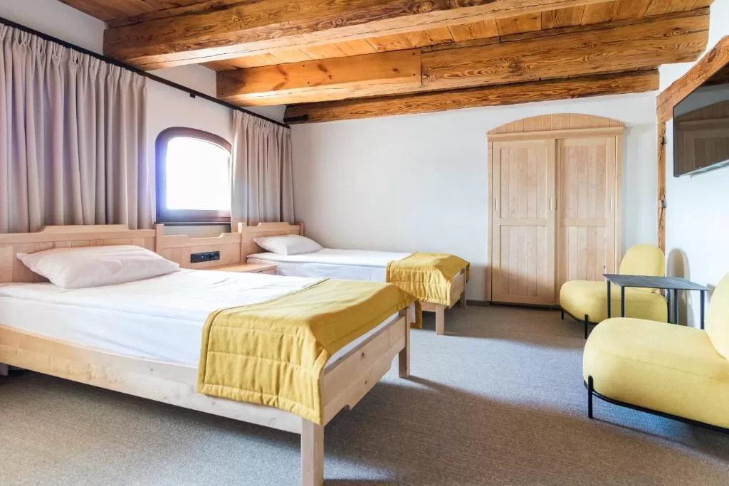 Jakie udogodnienia znajdują się w pokojach hotelowych - czy jest sejf, WiFi itd.?
