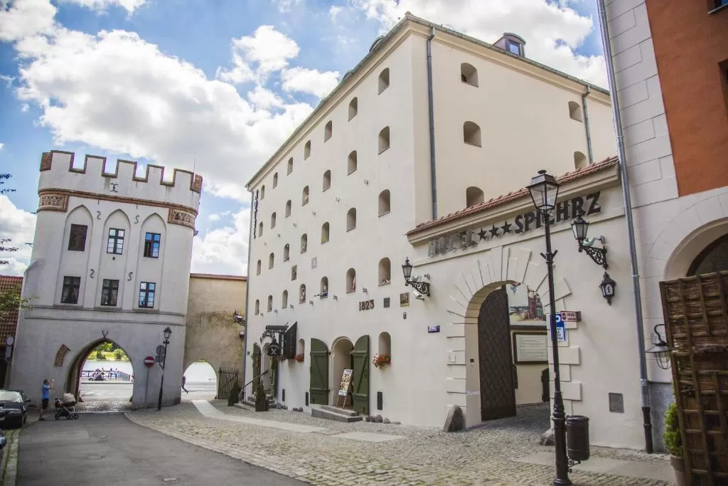Czy Hotel*** Karczma Spichrz posiada własny parking?