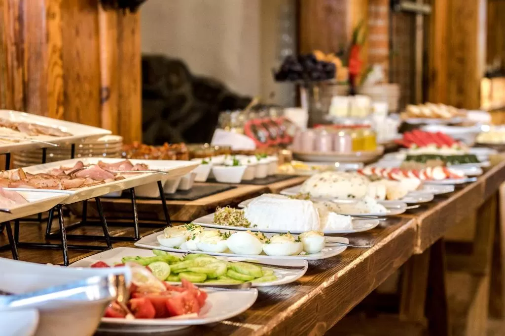 W jakich godzinach czynne są restauracje/bary hotelowe?