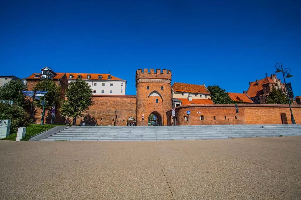 Jakie są atrakcje w okolicy hotelu Karczma Spichrz?
