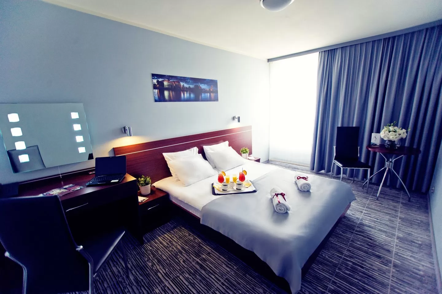 Jakie udogodnienia znajdują się w pokojach hotelowych - czy jest telewizor, suszarka do włosów itd.?