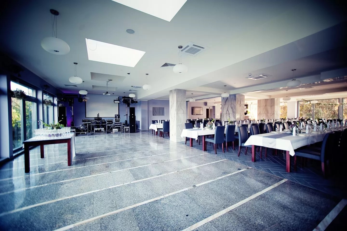 Czy Hotel Śląsk posiada swój własny parking?