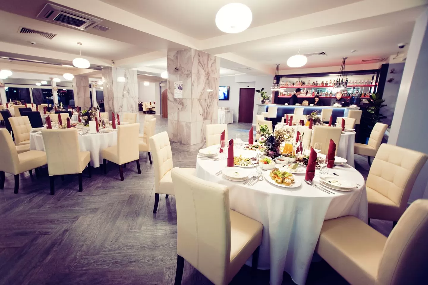 W jakich godzinach czynne są restauracje/bary hotelowe obiektu Hotel Śląsk?