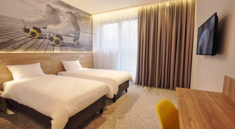 Jakie udogodnienia znajdują się w pokojach hotelowych - czy jest klimatyzacja, telefon itd.?