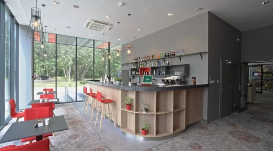 W jakich godzinach czynne są restauracje/bary hotelowe obiektu Active Hotel***?