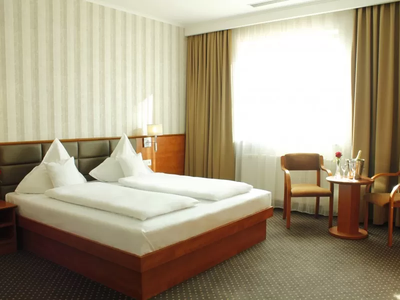 Jakie udogodnienia znajdują się w pokojach hotelowych - czy jest telefon, suszarka itd.?