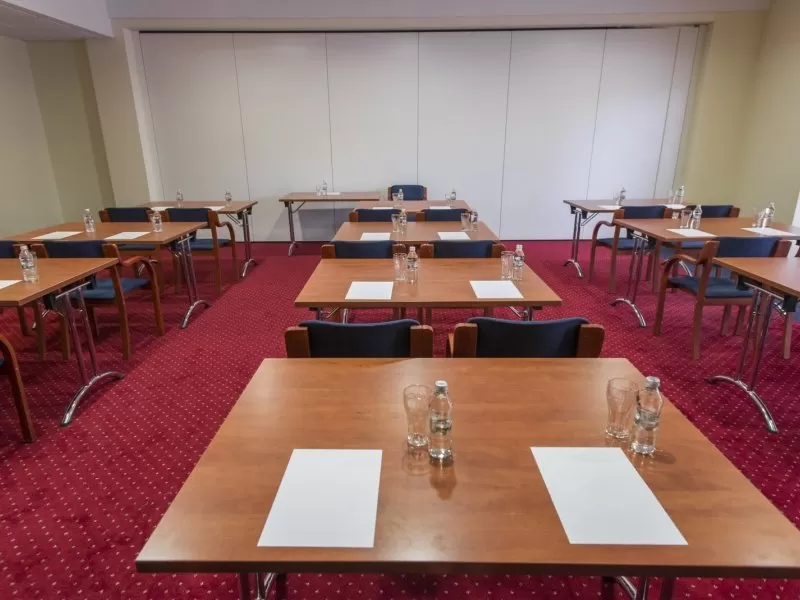 Na ile maksymalnie osób można zorganizować konferencję w hotelu Vega***?