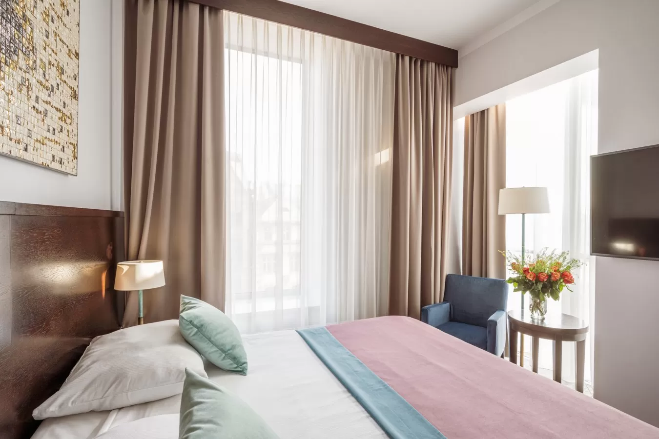Jakie udogodnienia znajdują się w pokojach hotelowych - czy jest lodówka, sejf itd.?