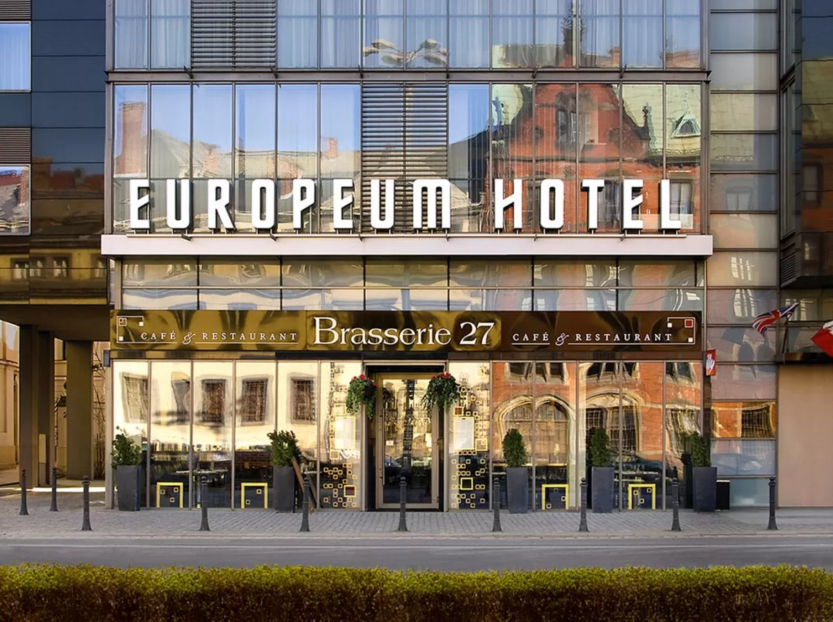 Czy hotel Europeum posiada swój własny parking?