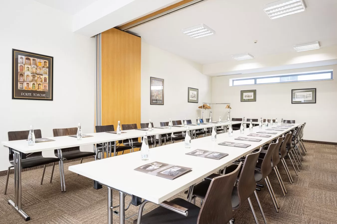 W jakich godzinach jest otwarte centrum konferencyjne w hotelu Europeum? 