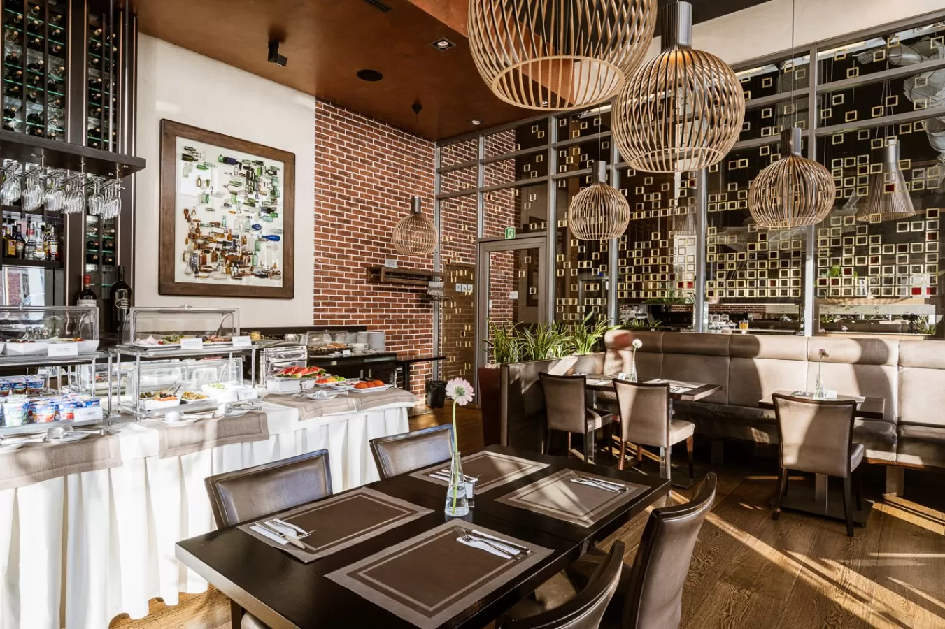 W jakich godzinach czynne są restauracje/bary hotelowe obiektu Europeum?