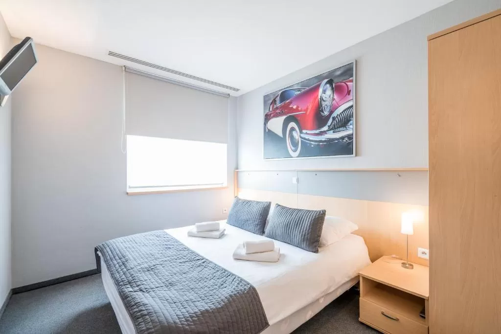 Jakie udogodnienia znajdują się w pokojach hotelowych - czy jest telefon, suszarka itd.?