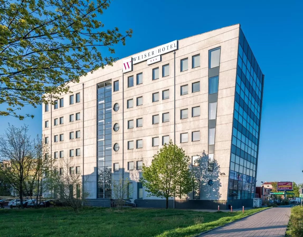 Czy hotel Weiser*** posiada swój własny parking?