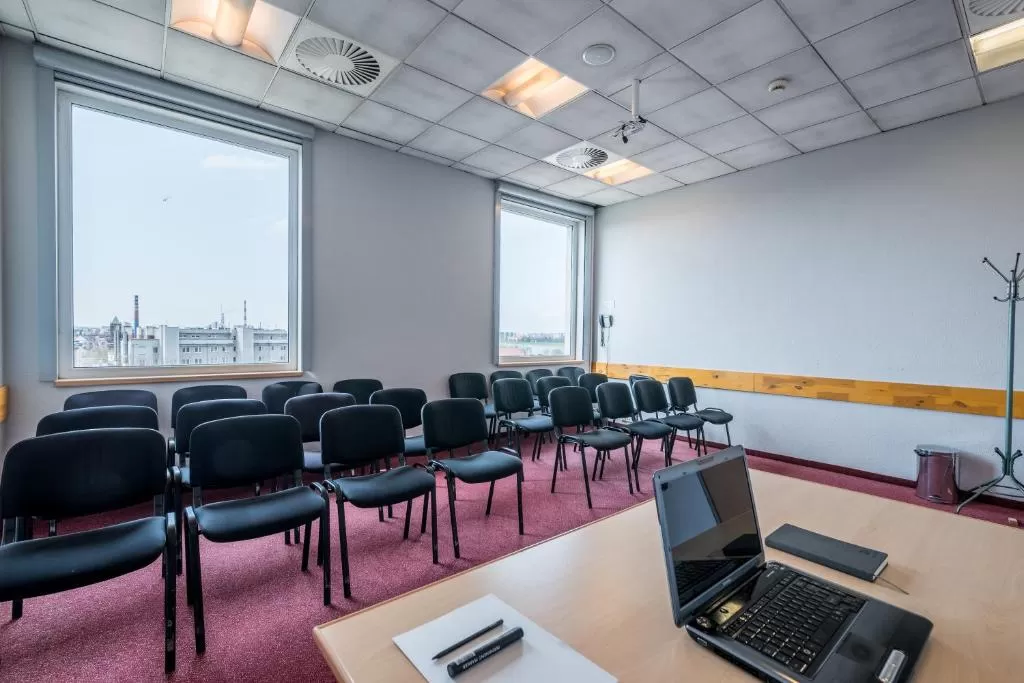 Na ile maksymalnie osób można zorganizować konferencję w hotelu Weiser***?