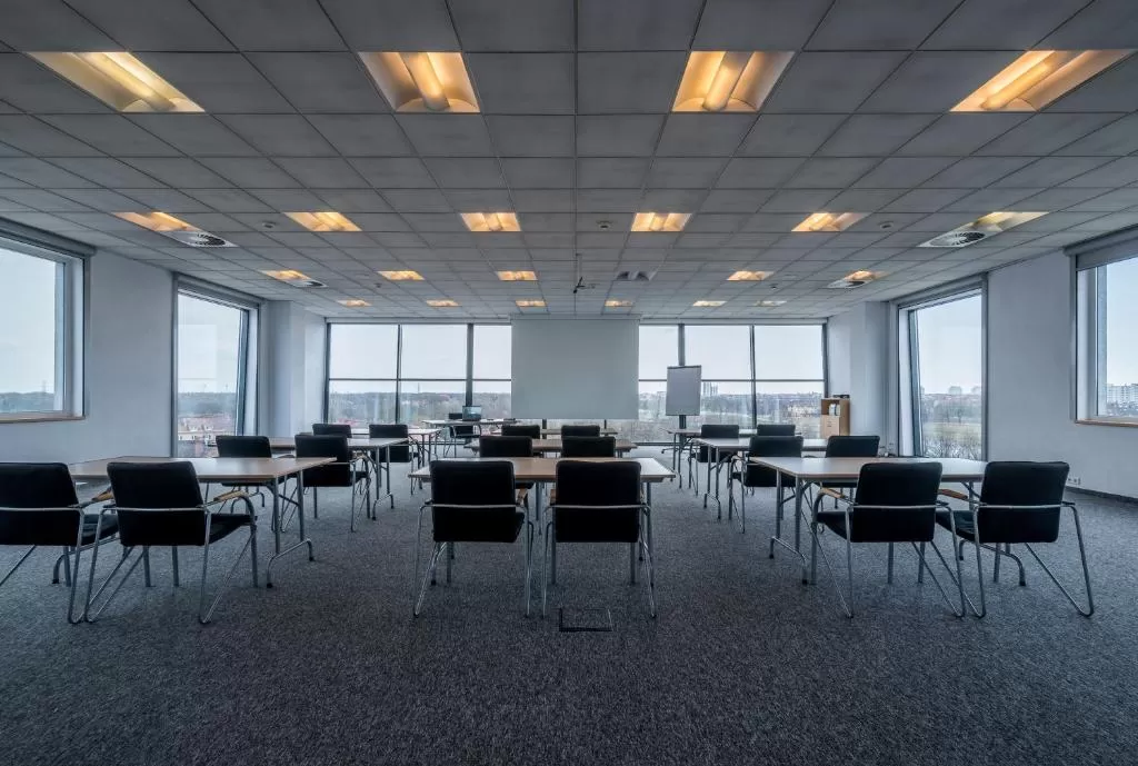 W jakich godzinach jest otwarte Centrum konferencyjno-szkoleniowe w hotelu Weiser***?