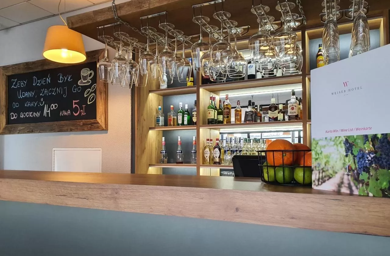W jakich godzinach czynne są restauracje/bary hotelowe obiektu Weiser***?