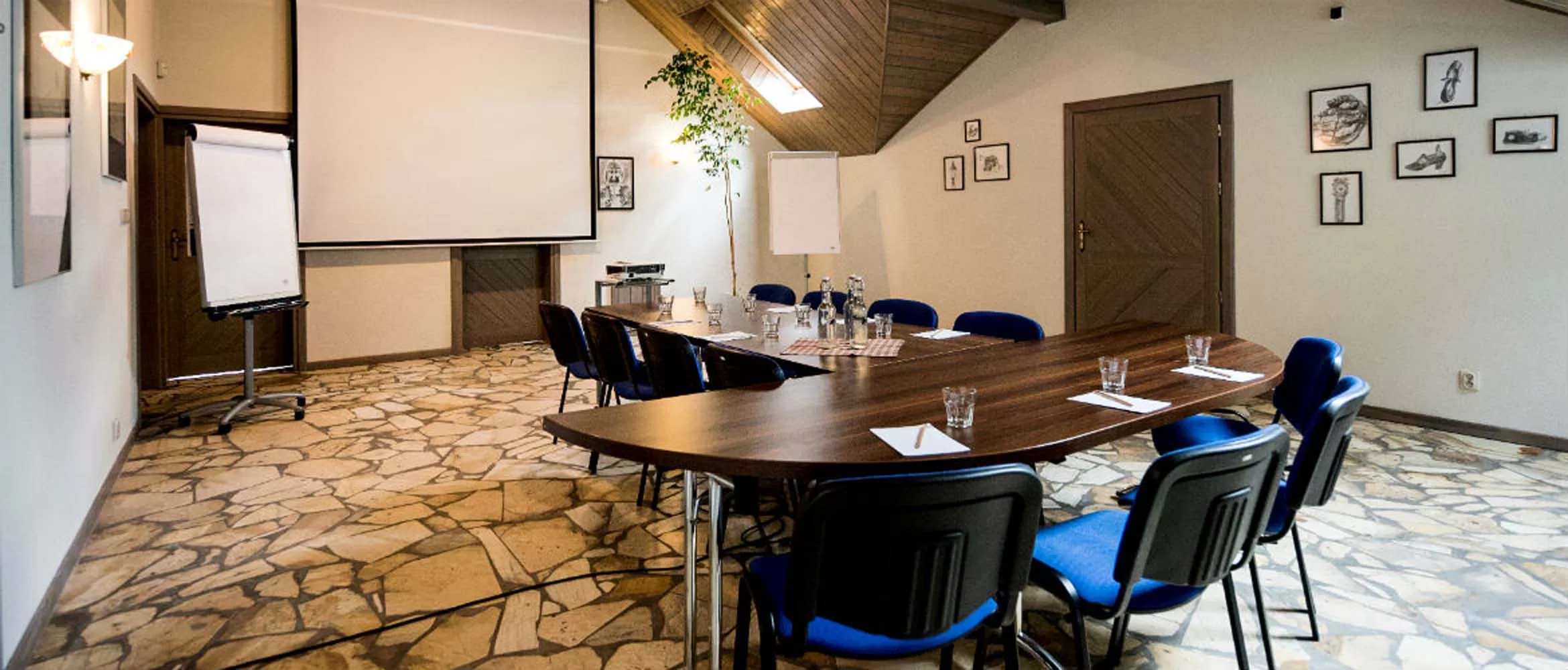 Na ile osób można zorganizować konferencję w obiekcie Highland Conference?