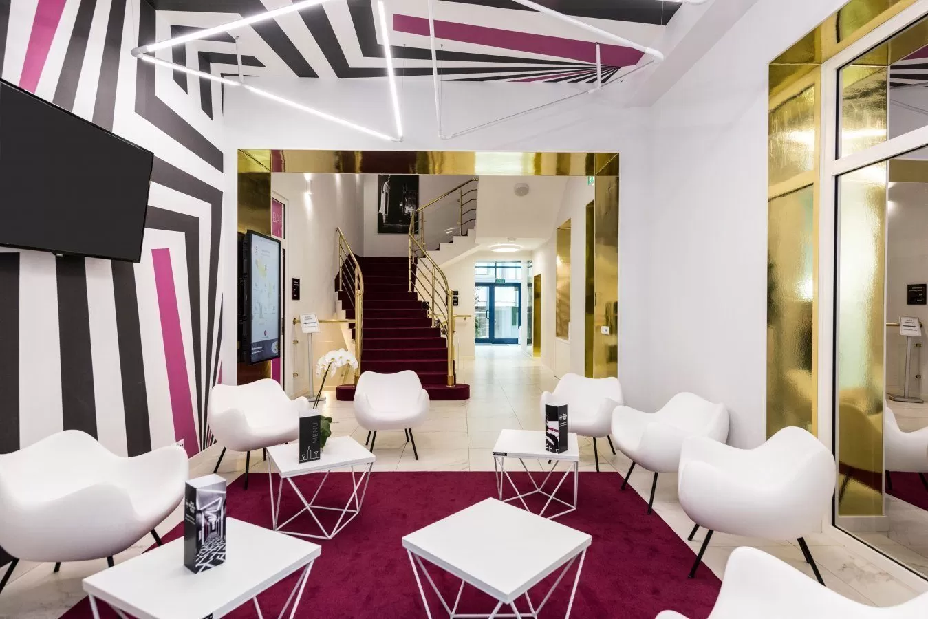 Czy Hotel Best Western Plus Krakow Old Town posiada własny parking?