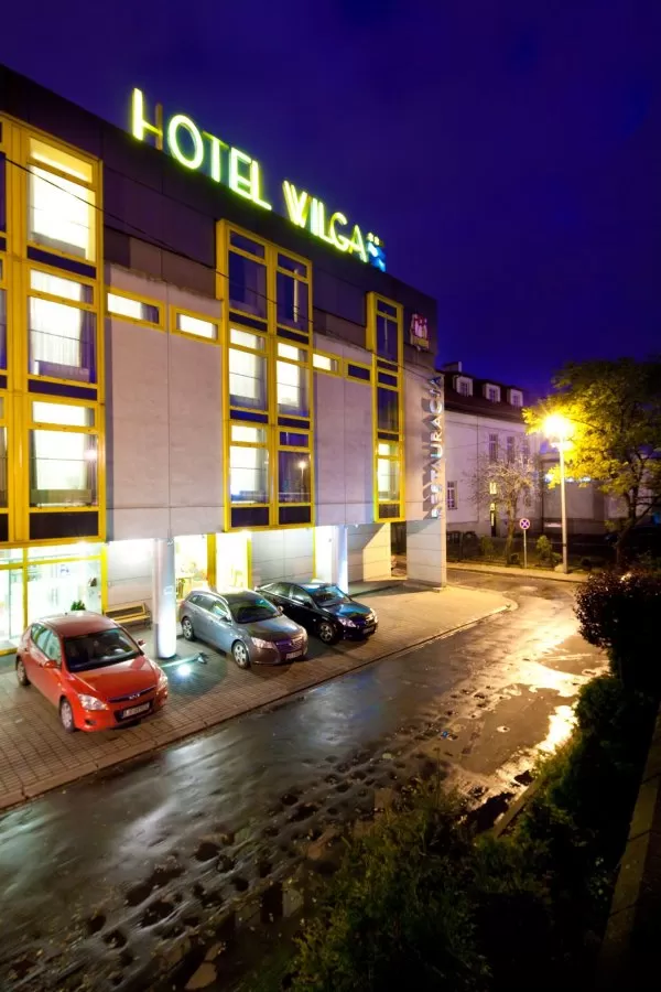 Czy Hotel Wilga dysponuje własnym parkingiem?